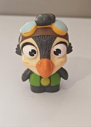Mcdonald's happy meal по анимационному фильму disney «цыплёнок цыпа» (chicken little), выпущенной в 2005 году.