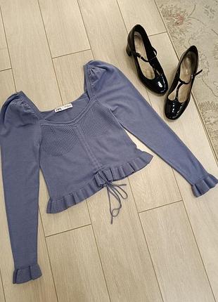 Трикотажна блуза в рубчик віл бренду zara, пильно-лавандового кольору із довгими об'ємними рукавами-ліхтариками та оборками на манжетах. розмір с.