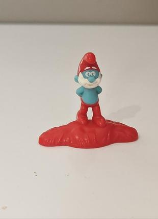 Коллекционная фигурка папы смурфа из специальной серии mcdonald's happy meal, выпущенной в марте 2017 года