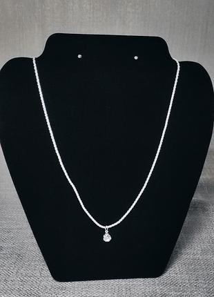 Изящная серебряная цепочка с небольшим круглым кулоном-солиттером гармонично дополнит как повседневный, так и праздничный образ.