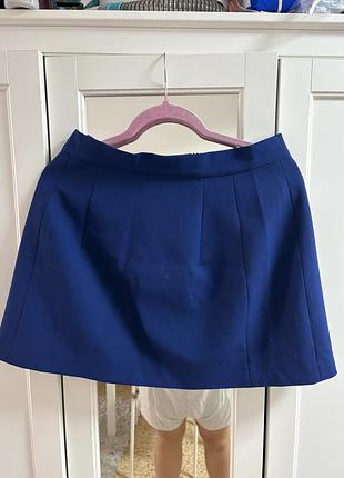 Яскраво-синя коротка мініспідниця від zara вирізняється чистим кроєм та акуратними витачками