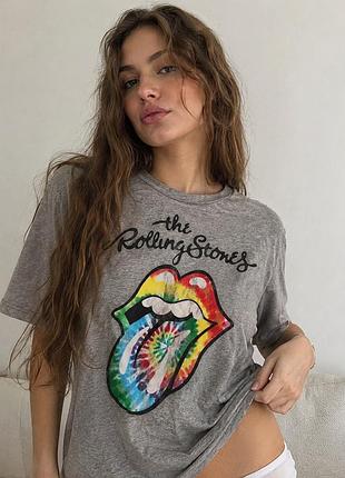 Футболка the rolling stones 🌈🔥 — стильний oversized крій, яскравий tie-dye принт та легендарний дизайн. ідеальна для casual образів і літніх луків.