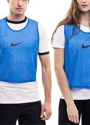 Спортивна синя тренувальна майка nike виготовлена з легкої сітчастої тканини. розмір s.