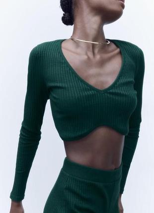 Зелений трикотажний лонгслів кроп zara з ефектним декольте