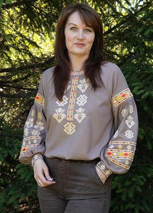 Жіноча вишиванка у вишуканому кавовому відтінку — сучасна інтерпретація традиційного українського вбрання.