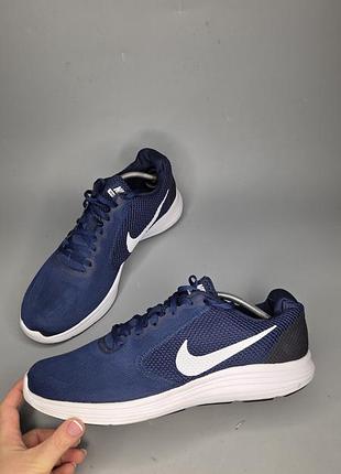 Мужские беговые кроссовки nike revolution 3 темно-синего цвета (midnight navy) с белым логотипом и белой подошвой