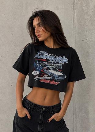 Стильний чорний кроп-топ із вінтажним гоночним принтом 🖤 ідеально для streetwear-образів та instagram-луків.