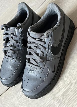 Кросівки nike air force 1 в сірому кольорі