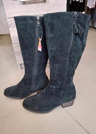Propet women's rider boots из темно-зеленой натуральной замши с декоративными кисточками у молнии.