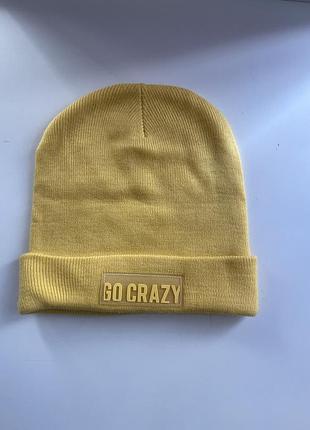 Жовта в’язана шапка біні cropp з написом go crazy
