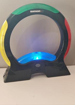 Электронная игра на развитие памяти и реакции simon air  hasbro. эта версия использует бесконтактную технологию (сенсоры движения).