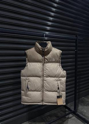 Стильна жилетка the north face 700   матеріал : верх поліестер ,   фурнітура : металічна,  є внутрішня кишеня , низ на утяжках  розміри : s, m, l, xl,