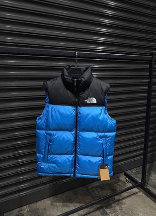 Стильна жилетка the north face 700   матеріал : верх поліестер ,   фурнітура : металічна,  є внутрішня кишеня , низ на утяжках  розміри : s, m, l, xl,