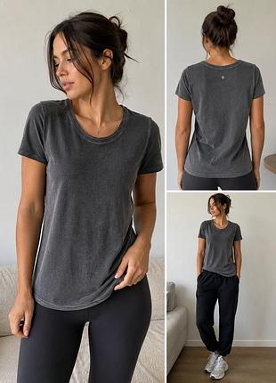 Серая футболка lululemon характерным вареным эффектом ткани