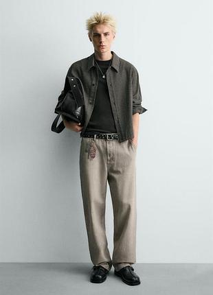 Джинсы с принтом брелоков zara