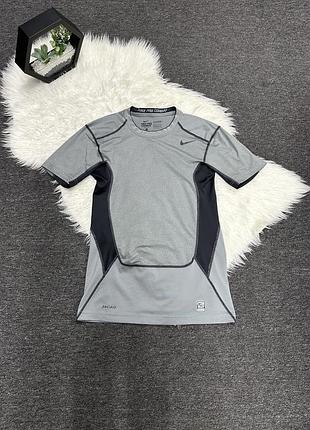 Сіра спортивна компресійна футболка nike pro combat із технологією вологовиведення dri-fit.