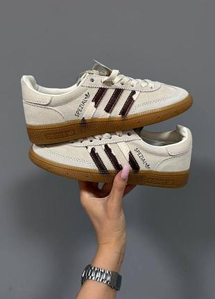 Жіночі кросівки adidas spezial light beige/cow print
