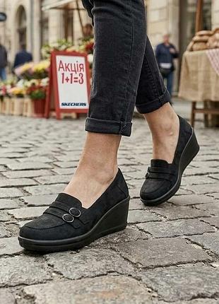 Туфли-лоферы на танкетке skechers cali rumblers "frilly" черного цвета мокасины балетки