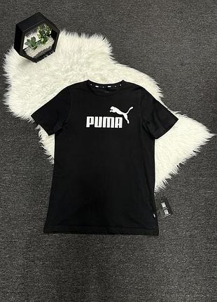 Чорна бавовняна футболка бренду puma з класичним білим логотипом на грудях.