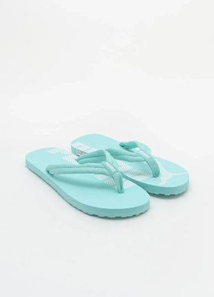 М'ятно-блакитні в'єтнамки puma epic flip v2 з великим білим логотипом бренду на підошві
