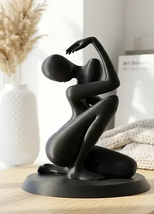 Елегантна абстрактна скульптура