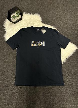 Чоловіча темно-синя футболка armani exchange з брендовим геометрієвим принтом та фірмовим логотипом на грудях.