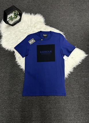 Синя чоловіча футболка barbour international з коротким рукавом та квадратним контрастним логотипом на грудях.