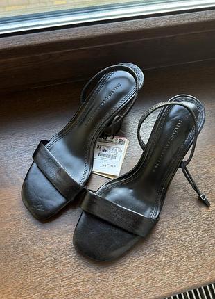 Нові шкіряні босоніжки zara