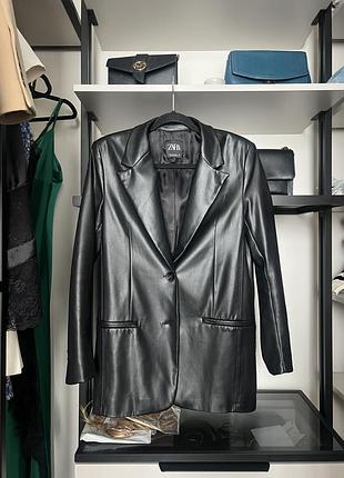 Чорний шкіряний піджак zara