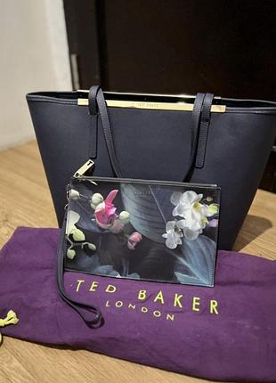 Кожаная сумка-шоппер ted baker carenna/iyssy с брендовым золотистым логотипом и комплектным цветочным клатчем-косметичкой в синем цвете