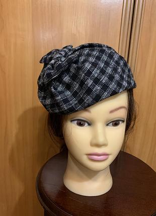 Вінтажний капелюшок-таблетка (fascinator / pillbox hat) у стилі 1940-х–1950-х років.