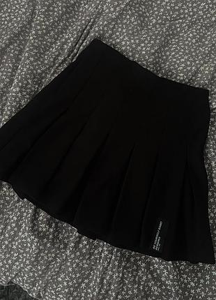 Чорна міні спідниця у складку bershka