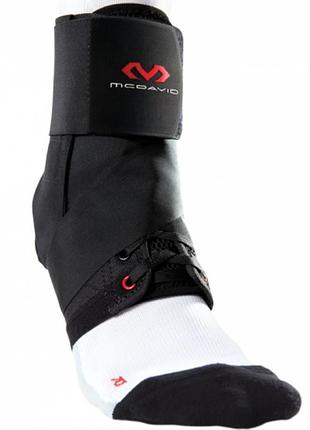 Жесткий голеностопный бандаж со стабилизирующими ремнями mcdavid 195 ankle brace with straps для максимальной защиты (level 3)