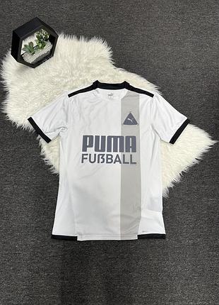 Чоловіча тренувальна футболка puma fußball park jersey (у біло-сірому кольорі з чорними елементами).