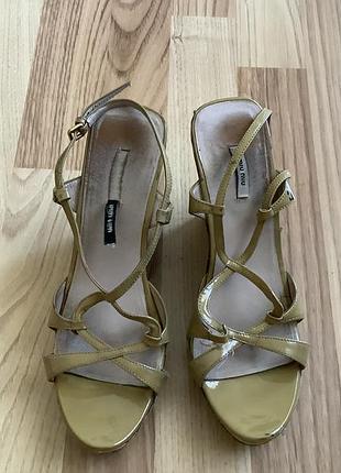 Оригинальные босоножки miu miu