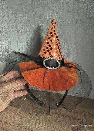 Обруч хелловин, ободок на геловин украшен оранжевым блестящим шляпкой ведьмы с фатином и черной лентой с кристальной пряжкой.
