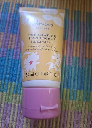Joules floral wreath exfoliating hand scrub (50 мл).