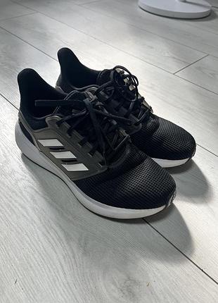 Adidas eq19 run з білими фірмовими смужками та сірими стабілізуючими накладками з боків.