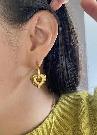 Сережки кільця з підвісками серце золотисті сережки сердечка