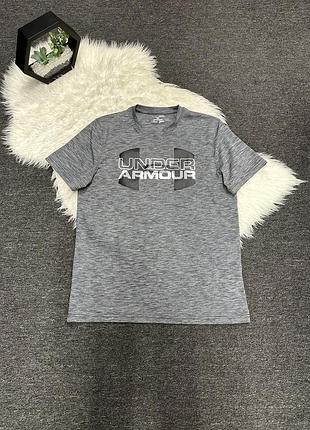 Сіра меланжева футболка under armour big logo hybrid grey із короткими рукавами та великим контрастним логотипом на грудях.