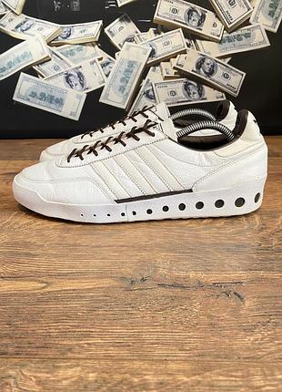 Кросівки adidas, чоловічі, шкіряні, мають білий колір, розмір 44 , розмір устілки 28,5 сантиметрів.