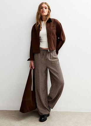 Легкие коричневые брюки в клетку от new look
