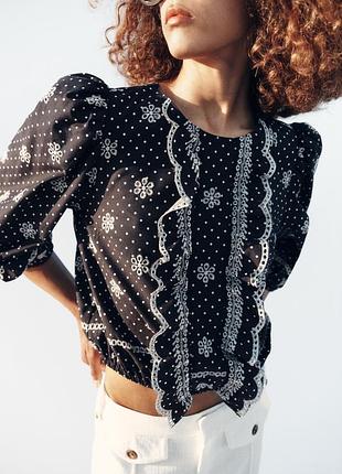 Блуза в горошок із перфорованою вишивкою від zara