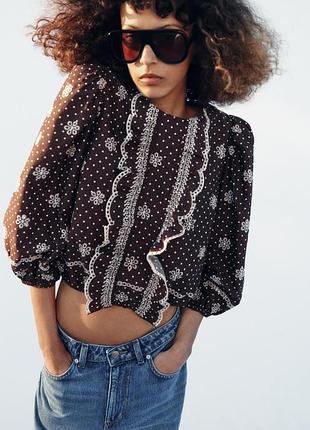 Блуза в горошек с перфорированной вышивкой от zara