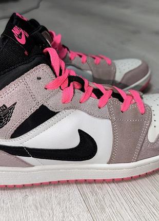 Кросівки жіночі шкіряні air jordan 1 mid рожеві