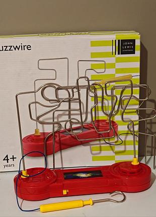 Электронная игра на ловкость и координацию buzzwire (известная как «электрический лабиринт» или «не задень провод»).