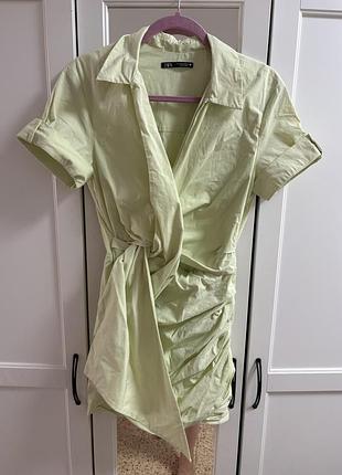 Коротka сукня-сорочка від бренду zara світло-зеленого (фісташкового) кольору.