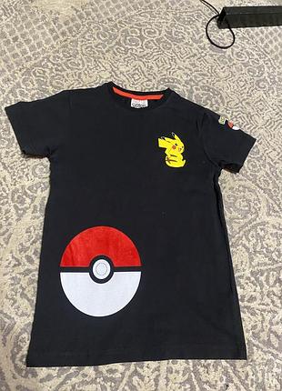 Чорна футболка h&m з принтом pokéball та pikachu із серії pokémon.