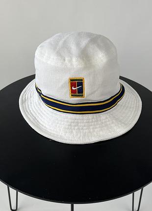 Белая панама унисекс nike court heritage bucket hat