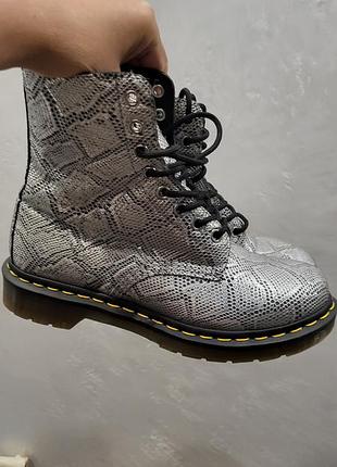 Черевики dr. martens
